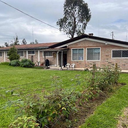 Quito Eco Lodge Airport - B&B Tababela Eksteriør bilde